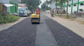 Proses perbaikan jalan kabupaten sedang dikerjakan Tim Mandor Jalan PUPR Jombang.