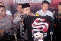 Kapolres Jombang AKBP Ardi Kurniawan menunjukkan jaket hoodle yang sebelumnya dibeli korban yang uangnya mengutang ke pelaku sebesar Rp 27 ribu.