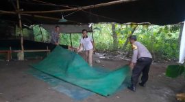 Polisi sedang membongkar lahan kosong Desa Sugihwaras, Kecamatan Bagor, Kabupaten Nganjuk yang diduga digunakan jadi arena judi sabung ayam.