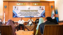 Camat Jombang Heri Prayitno, Kepala Desa Kepatihan Erwin Pribadi dan Bu Lurah dalam acara penyaluran bantuan siswa anak yatim pra sejahtera dan bantuan janda lansia. (Foto: Apriani Alva)
