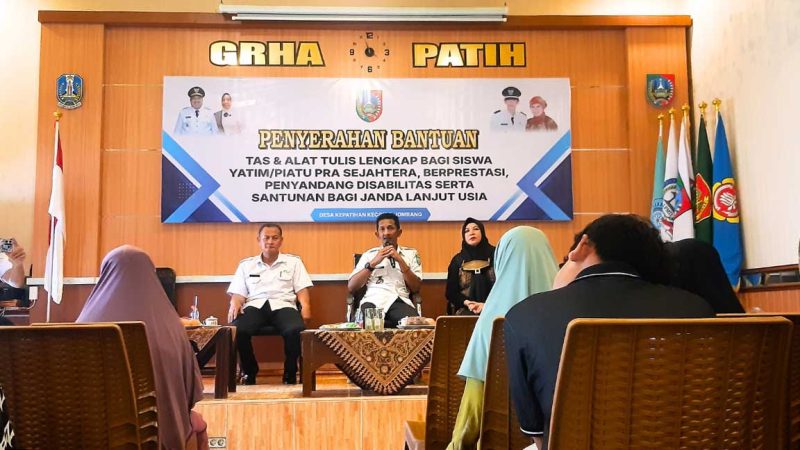 Camat Jombang Heri Prayitno, Kepala Desa Kepatihan Erwin Pribadi dan Bu Lurah dalam acara penyaluran bantuan siswa anak yatim pra sejahtera dan bantuan janda lansia. (Foto: Apriani Alva)