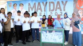 Bupati Jombang H Warsubi secara spontan memberikan kejutan kepada peserta Fun Walk May Day berupa tiga hadiah umroh.