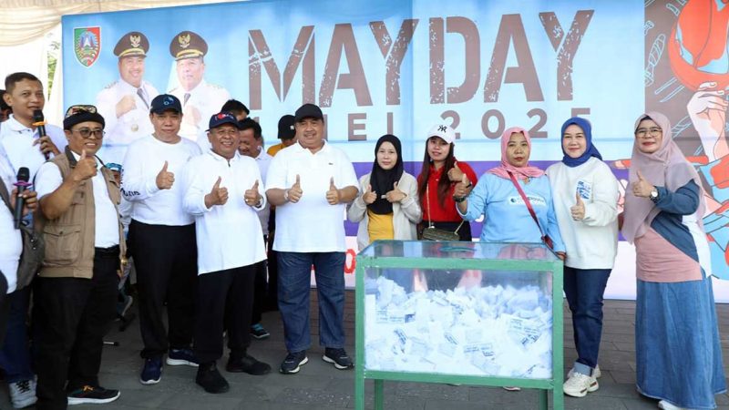 Bupati Jombang H Warsubi secara spontan memberikan kejutan kepada peserta Fun Walk May Day berupa tiga hadiah umroh.