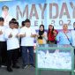 Bupati Jombang H Warsubi secara spontan memberikan kejutan kepada peserta Fun Walk May Day berupa tiga hadiah umroh.