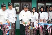 Launching program pembangunan dan rehabilitasi di 27 SDN se-Kabupaten Jombang ditandai dengan pengguntingan pita dan penandatanganan prasasti Bupati Jombang H Warsubi di SDN Trawasan, Kecamatan Sumobito, Jombang, Jumat (2/5/2025)