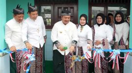 Launching program pembangunan dan rehabilitasi di 27 SDN se-Kabupaten Jombang ditandai dengan pengguntingan pita dan penandatanganan prasasti Bupati Jombang H Warsubi di SDN Trawasan, Kecamatan Sumobito, Jombang, Jumat (2/5/2025)