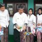 Launching program pembangunan dan rehabilitasi di 27 SDN se-Kabupaten Jombang ditandai dengan pengguntingan pita dan penandatanganan prasasti Bupati Jombang H Warsubi di SDN Trawasan, Kecamatan Sumobito, Jombang, Jumat (2/5/2025)