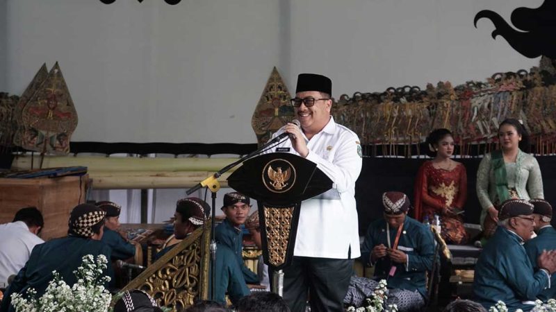 Bupati Jombang H Warsubi saat peluncuran program Belajar Wayang Bersama Abah Warsubi di Sekolah Dasar Negeri (SDN) Jombatan 3, Kecamatan/Kabi[aten Jombang, Rabu (14/5/2025).