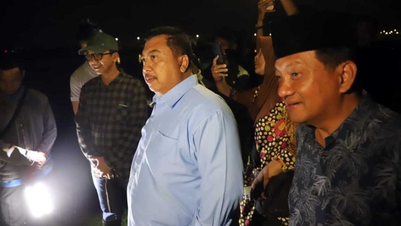 Bupati Jombang didampingi sejumlah pejabat mengecek lansung jebolnya tanggul Sungai Pilang Hilir di Desa Pucangsimo, Kecamatan Bandarkedungmulyo.