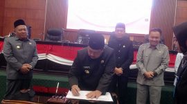 Bupati Jombang H Warsubi menandatangani nota persetujuan pengesahan Raperda menjadi Perda usai sidang paripurna di DPRD Jombang.