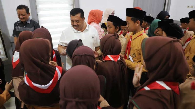 Bupati Jombang H Warsubi dan Sekda Agus Purnomo menyambut kedatangan para pelajar di pendopo kabupaten.
