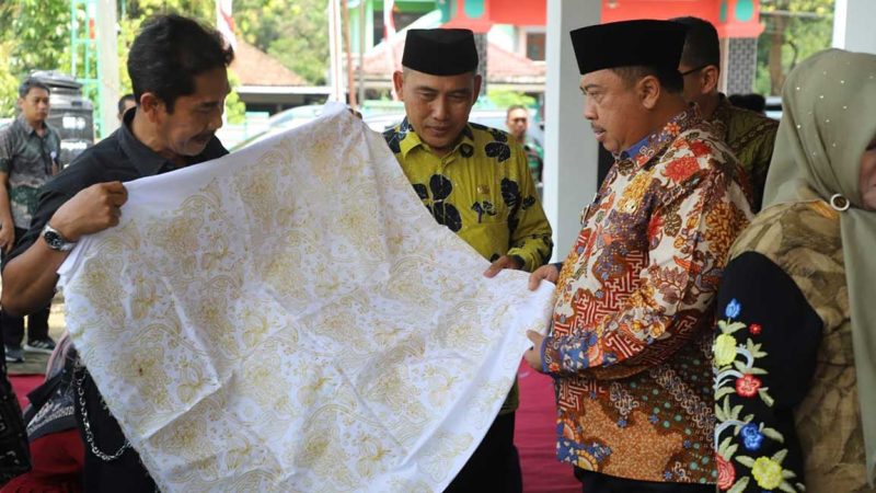Bupati Jombang H Warsubi hasil pelatihan kerja berupa potensi kearifan lokal Desa Bawangan bidang seni batik dengan motif khas Bawangan.