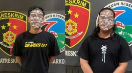 Dua pelaku utama kasus pengeroyokan yang dikenali korban yakni MFR (20) dan PA (27), saat diamankan di Polsek Lamongan Kota.