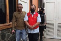 Tjahja Fadjari (60), mantan Direktur Perumda Perkebunan Panglungan Wonosalam Kabupaten Jombang telah ditetapkan sebagai tersangka korupsi porang oleh Kejaksaan Negeri (Kejari) Jombang. dan ditahan.