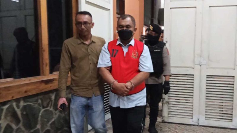 Tjahja Fadjari (60), mantan Direktur Perumda Perkebunan Panglungan Wonosalam Kabupaten Jombang telah ditetapkan sebagai tersangka korupsi porang oleh Kejaksaan Negeri (Kejari) Jombang. dan ditahan.