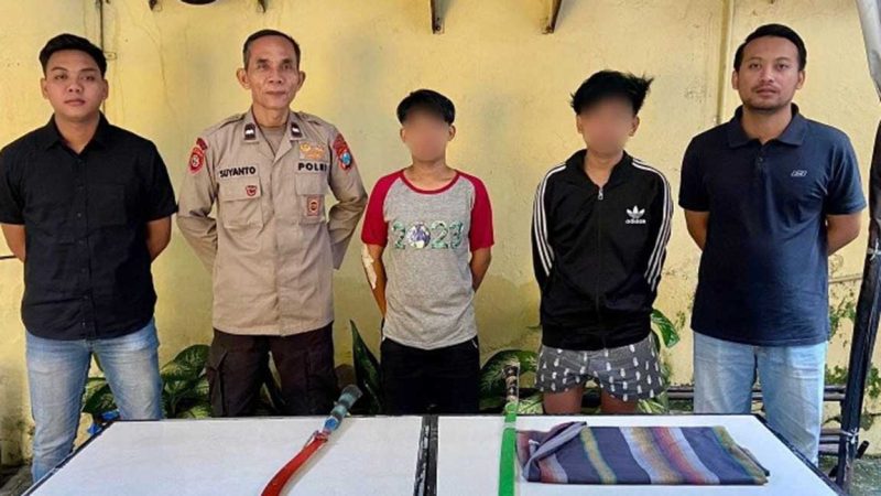 Dua remaja yang hendak tawuran dengan kelompok lain, saat dirilis Polres Tanjungperak, Surabaya.
