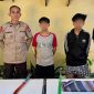 Dua remaja yang hendak tawuran dengan kelompok lain, saat dirilis Polres Tanjungperak, Surabaya.