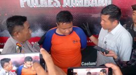 Tersangka kasus jaksa gadungan yang berhasil menipu dua warga Pesanggrahan, Jombang dengan iming-iming bisa jadikan pegawai Kejaksaan, saat dirilis polisi di Polres Jombang, Senin (5/5/2025).