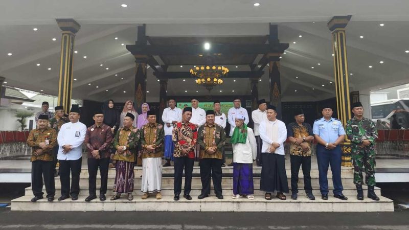 Bupati Jombang, H Warsubi bersama Wakil Bupati Gus Salmanudin dan jajaran Forkopimda saat pemberangkatan jamaah haji kloter 48 dari Jombang.