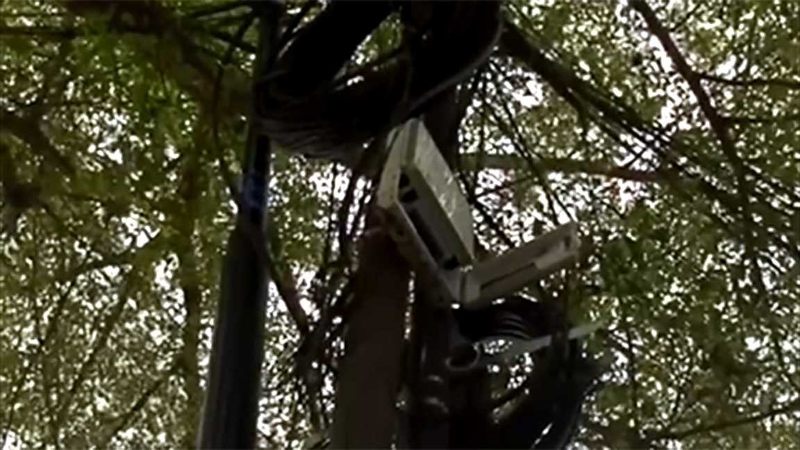 Terlalu Banyak dan Semrawut, Pemdes Kepatihan Jombang Stop Pemasangan Kabel Fiber Optik 1 kabel internet di kepatihan jombang