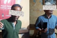 Oknum Kades di Pulau Bawean berinisial AA (kanan) dan SM saat diamankan polisi usai digerebek sedang asyik pesta sabu-sabu.