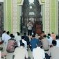 Kapolres Jombang AKBP Ardi Kurniawan saat memberikan pesan-pesan Kamtibmas kepada warga di Masjid Baitul Makmur, Desa Bareng, Jumat (16/5/2025),