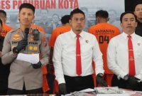 Kapolres Pasuruan Kota, AKBP Davis Busin Siswara saat merilis tiga tersangka pemalak investor di kawasan industri PT Pasuruan Industrial Estate Rembang (PIER).