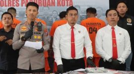 Kapolres Pasuruan Kota, AKBP Davis Busin Siswara saat merilis tiga tersangka pemalak investor di kawasan industri PT Pasuruan Industrial Estate Rembang (PIER).