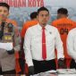 Kapolres Pasuruan Kota, AKBP Davis Busin Siswara saat merilis tiga tersangka pemalak investor di kawasan industri PT Pasuruan Industrial Estate Rembang (PIER).