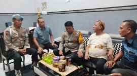 Suasana klarifikasi Kades Mojoduwur, Imam Baihaqi dengan Kapolsek Mojwarno, AKP Tri Sula, terkait ramainya permintaan uang penyelidikan tragedi kebakaran Pasar Mojoduwur, Kecamatan Mojowarno, Kabupaten Jombang.