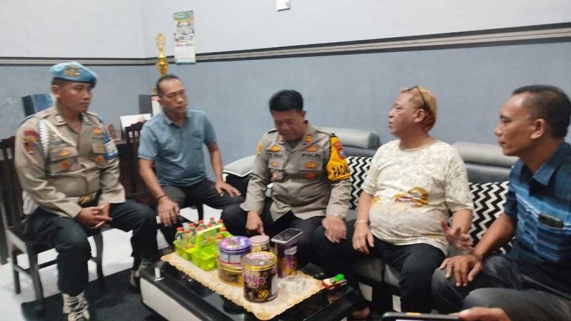 Suasana klarifikasi Kades Mojoduwur, Imam Baihaqi dengan Kapolsek Mojwarno, AKP Tri Sula, terkait ramainya permintaan uang penyelidikan tragedi kebakaran Pasar Mojoduwur, Kecamatan Mojowarno, Kabupaten Jombang.