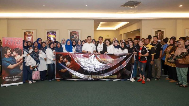 Foto bareng di sela-sela nobar film Sayap-sayap Patah 2 di New Star Cineplex Linggajati, Jombang, Selasa (13/5/2025) sore. 