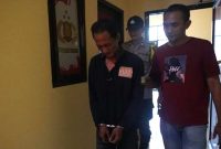 Pelaku pencirian ayam jago seharga Rp 2,5 juta ketika diamankan di Polsek DIwek Jombang. (Foto: detikcom)