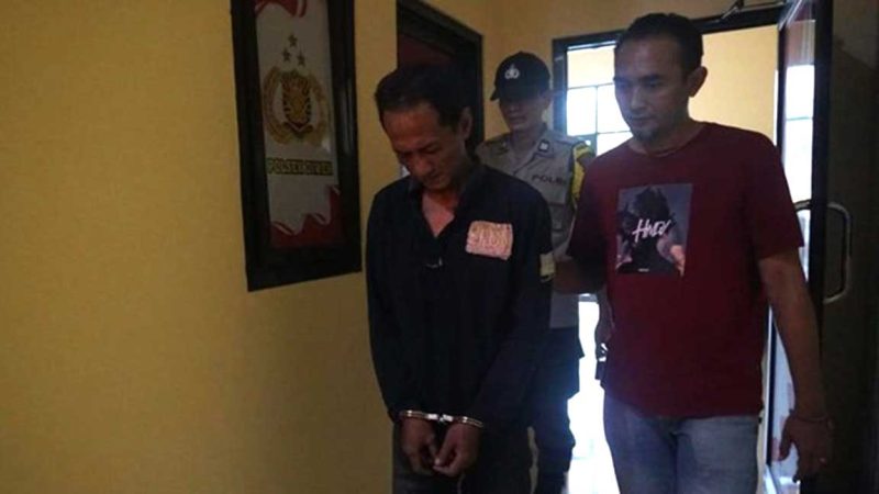 Pelaku pencirian ayam jago seharga Rp 2,5 juta ketika diamankan di Polsek DIwek Jombang. (Foto: detikcom)