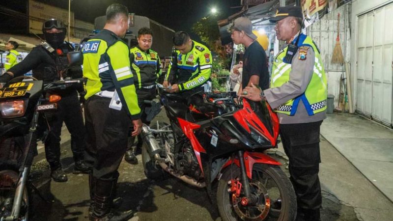 Petugas saat melakukan dialogis dengan warga yang ditemui di jalan maupun di pos-pos keamanan lingkungan di Jombang.
