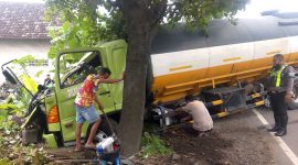 Proses evakuasi truk tronton tangki yang tabrakan dengan truk tronton di Jalan Raya Gondangmanis, Kecamatan Bandarkedungmulyo, Kabupaten Jombang, Jawa Timur