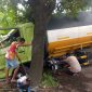Proses evakuasi truk tronton tangki yang tabrakan dengan truk tronton di Jalan Raya Gondangmanis, Kecamatan Bandarkedungmulyo, Kabupaten Jombang, Jawa Timur