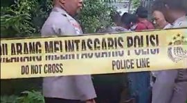 Jenazah korban saat hendak dievakuasi pihak kepolisian. Polisi juga memasang garis polisi di area TKP Desa Rejoagung, Kecamatan Ploso, Kabupaten Jombang.