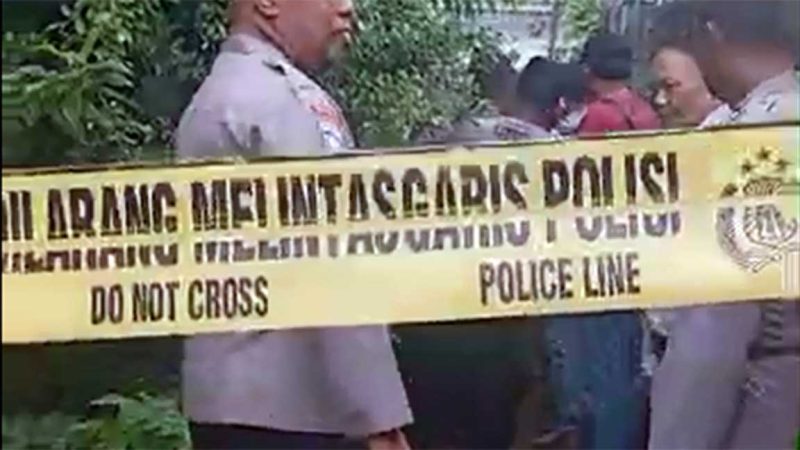 Jenazah korban saat hendak dievakuasi pihak kepolisian. Polisi juga memasang garis polisi di area TKP Desa Rejoagung, Kecamatan Ploso, Kabupaten Jombang.