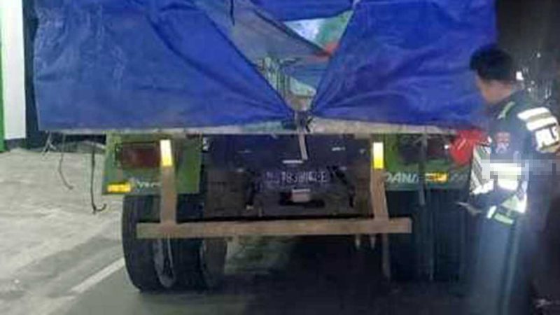 Polisi sedang memeriksa truk parkir yang ditabrak pemotor di jalan raya Kademangan, Kecamatan Mojoagung, Jombang, Minggu (18/5/2025) dini hari. 