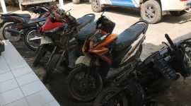 Enam sepeda motor yang dievakuasi petugas setelah ditabrak truk di jalan Desa Sumbergondang, Kecamatan Kabuh, Kabupaten Jombang, Jumat (30/05/2025) pagi.