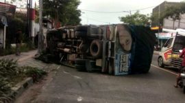 Kondisi truk yang terguling di jalan Jalan Gajah Mada, Desa Sukorejo, Kecamatan Bojonegoro, Kabupaten Bojonegoro, sebelum dievakuasi petugas. (Foto: Repro)