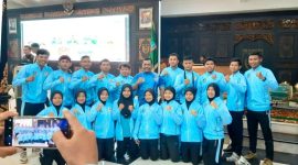 Atlet Pencak Silat bersama pelatihnya dalam pelepasan kontingen Jombang berlaga di Porprov Jatim IX 2025 Malang. (Foto Alva)
