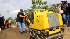 Bupati Jombang, Warsubi, mengoperasikan alat penumbuk jalan saat melakukan pemantauan langsung proyek perbaikan infrastruktur jalan di Desa Jiporapah, Kecamatan Plandaan. (Foto dok)