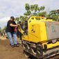 Bupati Jombang, Warsubi, mengoperasikan alat penumbuk jalan saat melakukan pemantauan langsung proyek perbaikan infrastruktur jalan di Desa Jiporapah, Kecamatan Plandaan. (Foto dok)