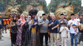 Bupati Jombang didampingi Ketua TP PKK kabupaten Jombang menghadiri Sedekah Dusun Bulak Desa Mojokrapak Tembelang di Dusun Bulak, Minggu (22/06/25).