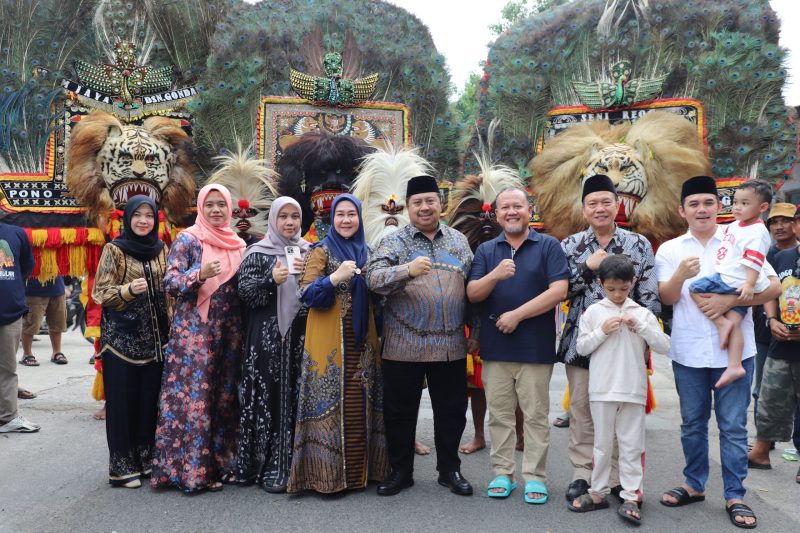 Bupati Jombang didampingi Ketua TP PKK kabupaten Jombang menghadiri Sedekah Dusun Bulak Desa Mojokrapak Tembelang di Dusun Bulak, Minggu (22/06/25).
