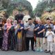 Bupati Jombang didampingi Ketua TP PKK kabupaten Jombang menghadiri Sedekah Dusun Bulak Desa Mojokrapak Tembelang di Dusun Bulak, Minggu (22/06/25).