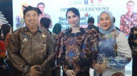 Bupati Jombang Warsubi, Ketua Dekranasda Kabupaten Jombang dan Yuliati Nugrahani Warsubi foto bersama Arumi Bachsin di acara  Wastra Batik Bojonegoro Festival (BWBF) 2025. (Foto: dok)