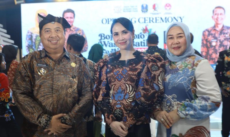 Bupati Jombang Warsubi, Ketua Dekranasda Kabupaten Jombang dan Yuliati Nugrahani Warsubi foto bersama Arumi Bachsin di acara  Wastra Batik Bojonegoro Festival (BWBF) 2025. (Foto: dok)
